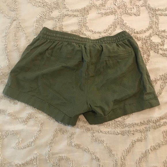 Old Navy Mid-Rise Linen Blend Shorts - Picture 2 of 3